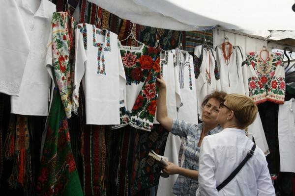 Скільки коштує вишиванка? - 2000 гривень.